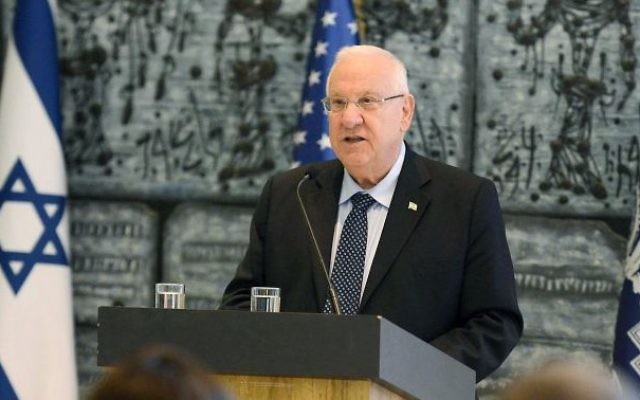 Reuven Rivlin rencontre les démocrates de la Chambre des Représentants à sa résidence le 5 août 2015 (Crédit : Mark Neyman / GPO)