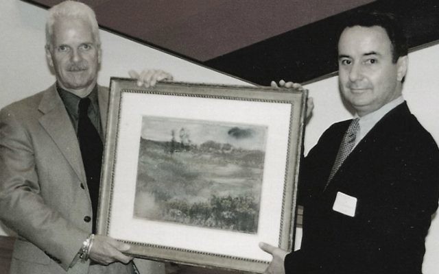 Les frères Nick et Simon Goodman tenant "Paysage" de Degas récupéré, Chicago 1998. (Crédit : Autorisation de la famille Goodman)