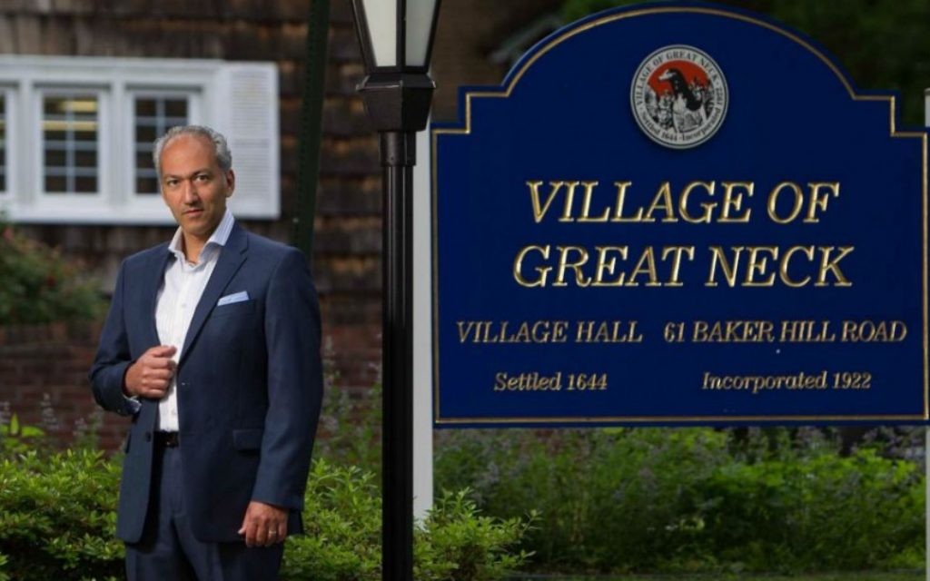 Pedram Bral Juif orthodoxe perse qui a été élu maire de Great Neck, NY le 18 juin 2015 (Credit photo: Uli Seit / © Newsday LLC) Pedram Bral Juif orthodoxe perse qui a été élu maire de Great Neck, NY le 18 juin 2015 (Credit photo: Uli Seit / © Newsday LLC)