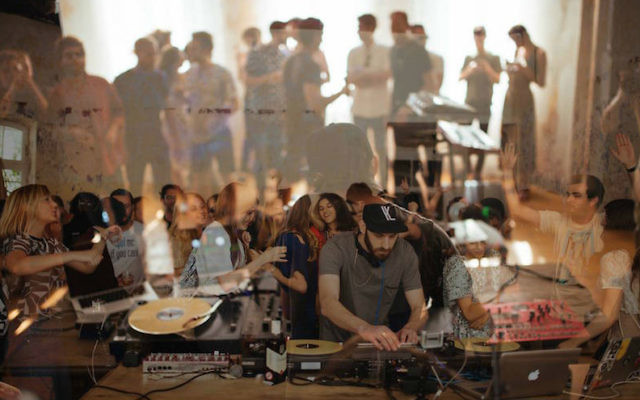 Le DJ israélien Yarin Lidor jouera au club le prince Charles à Berlin (Crédit : Ben Kirschenbaum / JTA)
