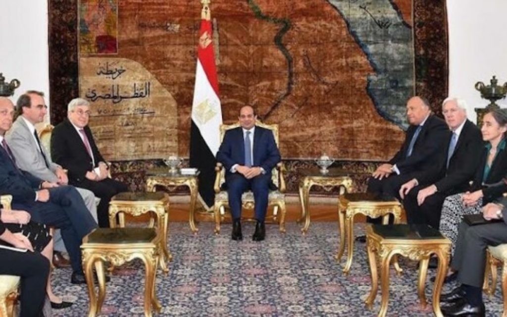 Le président égyptien Abdel Fattah al-Sissi, au centre, avec une délégation de six personnes de l'American Jewish Committee, juillet 2015 (JTA / Autorisation de Ken Bandler) Le président égyptien Abdel Fattah al-Sissi, au centre, avec une délégation de six personnes de l'American Jewish Committee, juillet 2015 (JTA / Autorisation de Ken Bandler)