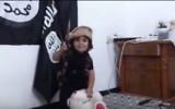 Un enfant décapite un ours en peluche dans une vidéo semblable à celles du groupe Etat islamique. (Crédit : capture d'écran YouTube)