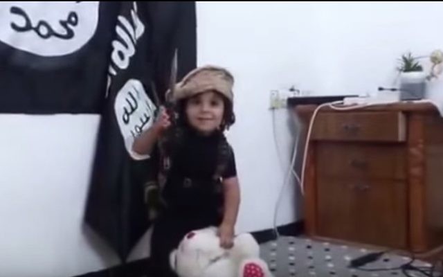 Un enfant décapite un ours en peluche dans une vidéo semblable à celles du groupe Etat islamique. (Crédit : capture d'écran YouTube)
