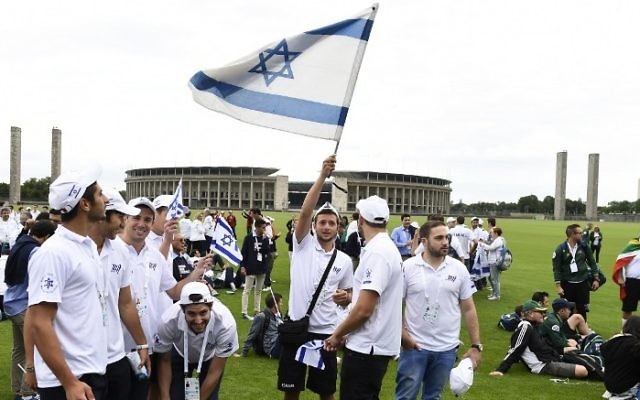 Les membres de l'équipe de Maccabi d'Israël à ce qu'on appelle Maifeld, où les nazis détenaient autrefois les rassemblements de masse, le 28 juillet, 2015. (AFP PHOTO / TOBIAS SCHWARZ)