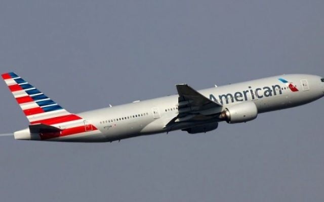 Décollage d'un Boeing 777 d'American Airlines (CC-BY-SA Sergey Kustov / Wikimedia Commons)