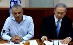 Le Premier ministre Benjamin Netanyahu et le ministre des Finances, Moshe Kahlon à la réunion hebdomadaire du cabinet à Jérusalem, en août 2015. (Crédit : capture d'écran YouTube/IsraeliPM)