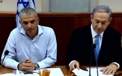 Le Premier ministre Benjamin Netanyahu et le ministre des Finances, Moshe Kahlon à la réunion hebdomadaire du cabinet à Jérusalem, en août 2015. (Crédit : capture d'écran YouTube/IsraeliPM)