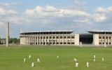 Le cricket est encore joué aujourd'hui à l'ombre du Stade olympique de Berlin (Crédit : britannia1892.de)