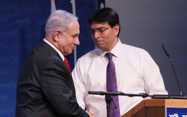 Danny Danon et le Premier ministre Benjamin Netanyahu lors de la conférence du Likud, le 9 novembre 2014 (Flash90). Danny Danon et le Premier ministre Benjamin Netanyahu lors de la conférence du Likud, le 9 novembre 2014 (Flash90).