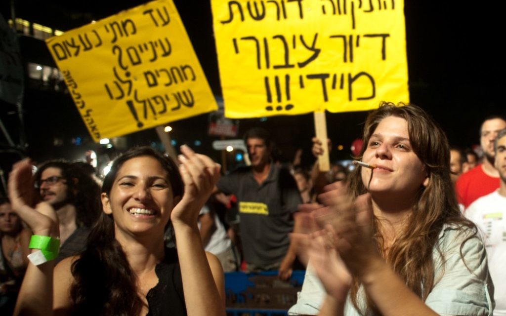 Daphni Leef (à droite), manifestant à Tel-Aviv pour un logement abordable, le 3 septembre 2011 (Crédit : Jorge Novominsky / Flash90)