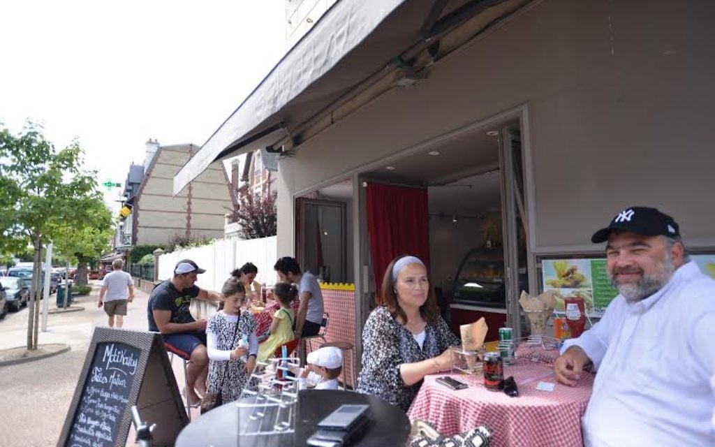 Nadia et Shimon Wilhelm dans un restaurant casher de Deauville, le 24 juillet 2015. (Photo: Cnaan Liphshiz)