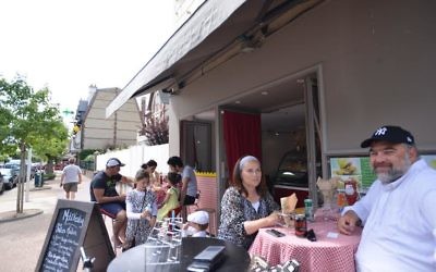 Nadia et Shimon Wilhelm dans un restaurant casher de Deauville, le 24 juillet 2015. (Photo: Cnaan Liphshiz)