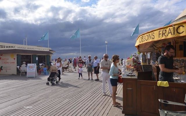 L'entrée de la promenade principale de la plage de Deauville, le 24 juillet 2015. (Crédit : Cnaan Liphshiz)
