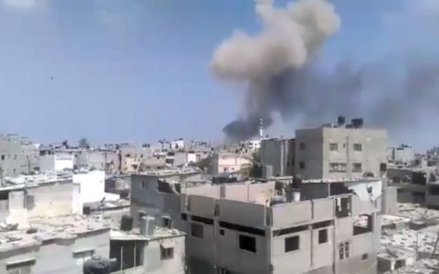 Une explosion s'esf fait entendre dans la bande de Gaza le 6 août 2015 tuant au moins quatre personne. Sa cause n'est pas connue pour l'instant (Capture d'écran: Ebrahim Jihad Yousif / Facebook) Une explosion s'esf fait entendre dans la bande de Gaza le 6 août 2015 tuant au moins quatre personne. Sa cause n'est pas connue pour l'instant (Capture d'écran: Ebrahim Jihad Yousif / Facebook)