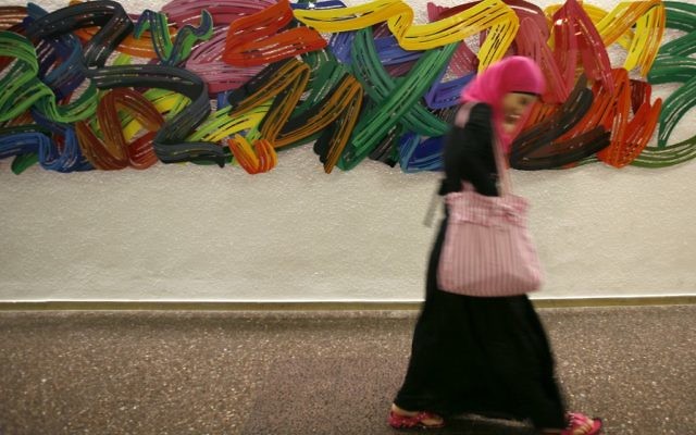 Une étudiante arabe marche devant des murs colorés dans les couloirs du campus de l'Université hébraïque de Jérusalem en 2009. (Miriam Alster / FLASH90) Une étudiante arabe marche devant des murs colorés dans les couloirs du campus de l'Université hébraïque de Jérusalem en 2009. (Miriam Alster / FLASH90)