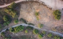 Une vue aérienne de la récente découverte faite par des archéologues israéliens. L'université de Bar Ilan a annoncé la découverte d'une entrée de la ville monumentale et la fortification de la ville biblique de Gath (la maison de Goliath) le 4 août 2015. (Crédit : Griffin imagerie aérienne)
