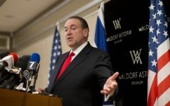 Le candidat à l'investiture du parti républicain pour la presidentielle américaine Mike Huckabee prend la parole lors d'une conférence de presse à l'hôtel Waldorf Astoria de Jérusalem le 19 août 2015. (Crédit photo: Yonatan Sindel / Flash90)