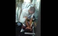 Un garde du tramway de Jérusalem agresse un touriste américain dans cette vidéo qui a été diffusée le 3 août  2015 sur la Dixième chaîne(Capture d'écran)