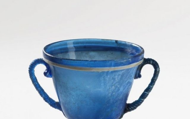 Un vase en verre soufflé d'Italie, datant du 1er siècle de la collection Belfer (Crédit photo: Musée d'Israël à Jérusalem, Elie Posner) Un vase en verre soufflé d'Italie, datant du 1er siècle de la collection Belfer (Crédit photo: Musée d'Israël à Jérusalem, Elie Posner)