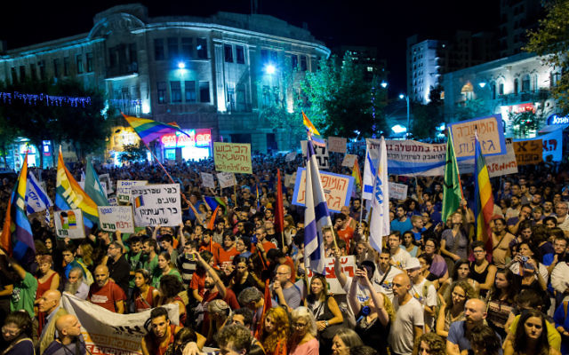 Des milliers d'Israéliens assistent à une manifestation anti-violence et anti-homophobie à Jérusalem, le 1er août 2015. (Yonatan Sindel / Flash90) Des milliers d'Israéliens assistent à une manifestation anti-violence et anti-homophobie à Jérusalem, le 1er août 2015. (Yonatan Sindel / Flash90)