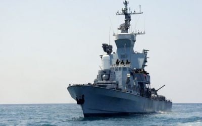 Des marins israéliens sur un navire de guerre de Tsahal au large de la côte de Gaza, lors de l'Opération Bordure protectrice le 28 juillet 2014 (Crédit photo: Edi Israel / Flash90)
