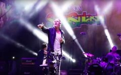 Matisyahu en concert à un festival de reggae espagnol, le 22 août 2015. (Crédit : capture d'écran YouTube via JTA)