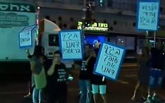 Rassemblement de résidents du sud de Tel-Aviv contre un arrêt de la Haute Cour qui limite le temps de détention des migrants (Capture d'écran : Deuxième chaîne)