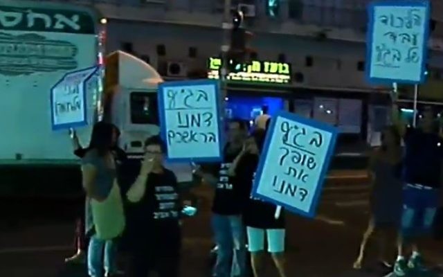 Rassemblement de résidents du sud de Tel-Aviv contre un arrêt de la Haute Cour qui limite le temps de détention des migrants (Capture d'écran : Deuxième chaîne) Rassemblement de résidents du sud de Tel-Aviv contre un arrêt de la Haute Cour qui limite le temps de détention des migrants (Capture d'écran : Deuxième chaîne)