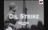 Un jeune observateur du puits de pétrole en 1955. (Capture écran YouTube)
