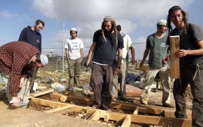 Des Jeunes des Collines de l'avant-poste Oz Zion en Cisjordanie, après leur évacuation par les forces de sécurité, le 30 décembre 2012. Illustration. (Crédit : Flash90)
