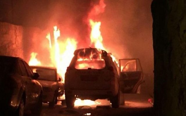 Une voiture de la police des frontières en feu après que des Palestiniens ait lancé un cocktail Molotov sur le véhicule, à Jérusalem, le mercredi 26 août 2015. Illustration. (Crédit : capture d'écran) Une voiture de la police des frontières en feu après que des Palestiniens ait lancé un cocktail Molotov sur le véhicule, à Jérusalem, le mercredi 26 août 2015. Illustration. (Crédit : capture d'écran)