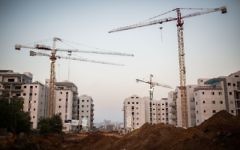 La nouvelle construction d'immeubles d'appartements à Derech Kfar Nachman dans la ville israélienne de Raanana (Crédit : Hadas Parush / Flash90)