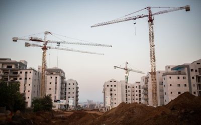 La nouvelle construction d'immeubles d'appartements à Derech Kfar Nachman dans la ville israélienne de Raanana (Crédit : Hadas Parush / Flash90)