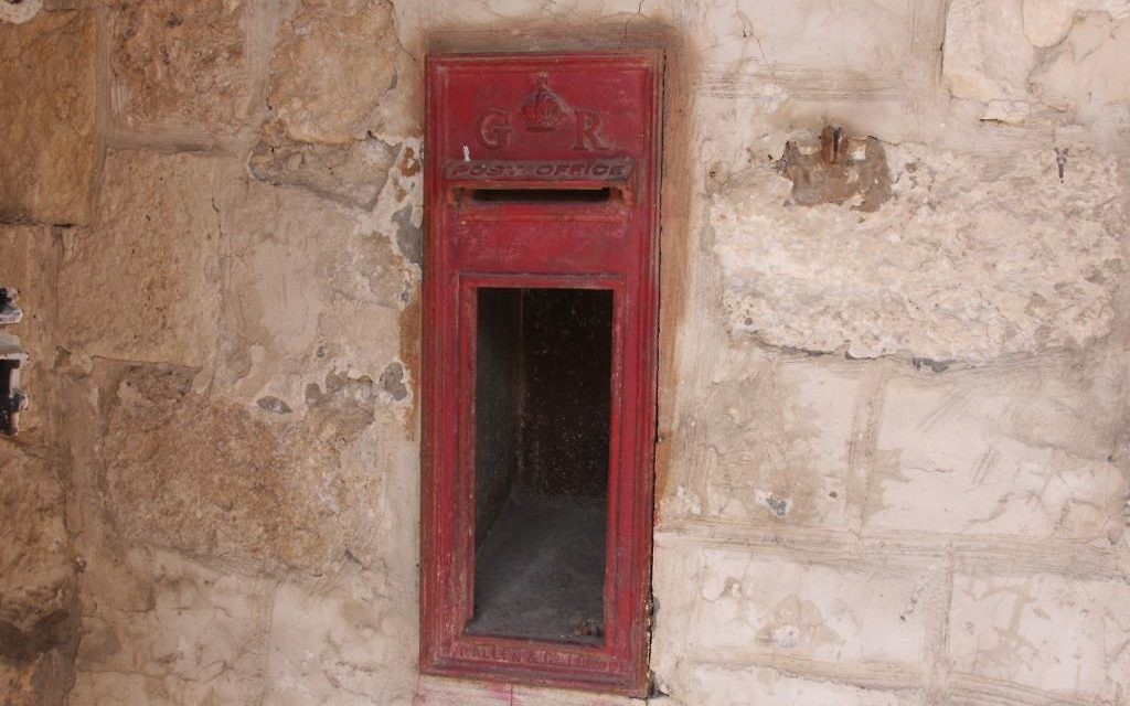 Une boîte aux lettres britannique au marché de Ramle  (Crédit : Shmuel Bar-Am)