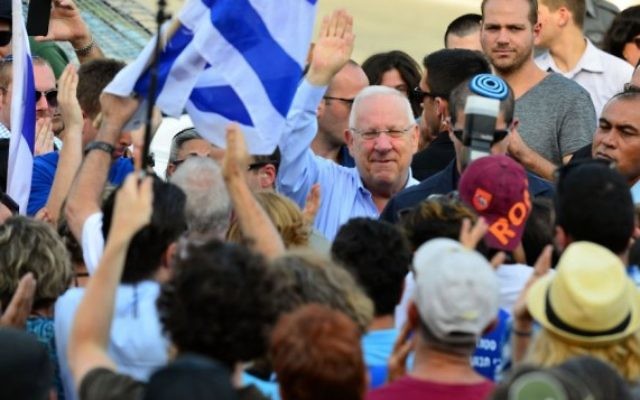 Reuven Rivlin avec des supporters devant la résidence du président à Jérusalem le 7 août 2015 (Crédit photo: Kobi Gidon / GPO)