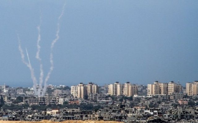Roquettes tirées par des terroristes palestiniens de la bande de Gaza vers Israël, le 20 août 2014. Illustration. (Crédit : Albert Sadikov/Flash90) Roquettes tirées par des terroristes palestiniens de la bande de Gaza vers Israël, le 20 août 2014. Illustration. (Crédit : Albert Sadikov/Flash90)