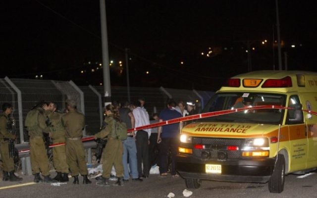 Les forces de sécurité israéliennes autour du corps d'un Palestinien qui a été abattu après avoir poignardé un Israélien le dimanche soir, 9 août 2015 à une station d'essence sur la route 443 qui mène à Jérusalem (Credit photo: Yonatan Sindel / Flash90) Les forces de sécurité israéliennes autour du corps d'un Palestinien qui a été abattu après avoir poignardé un Israélien le dimanche soir, 9 août 2015 à une station d'essence sur la route 443 qui mène à Jérusalem (Credit photo: Yonatan Sindel / Flash90)
