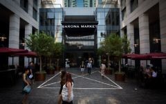 Le marché Sarona, le plus grand marché culinaire d'Israël, à Tel Aviv, le 18 août 2015. (Crédit : Miriam Alster / Flash90)