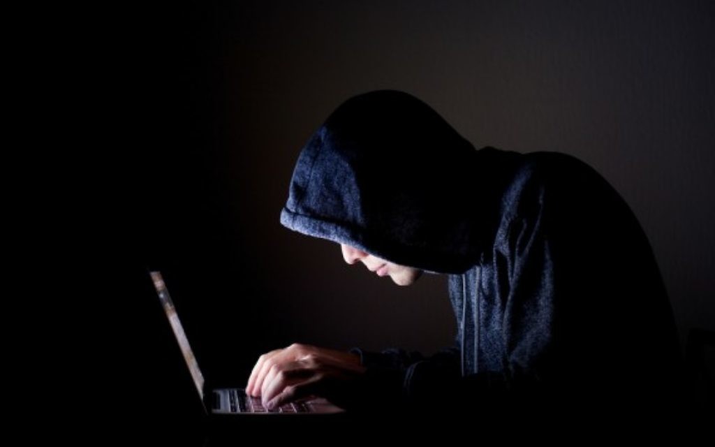 Photo illustrative de hacker (Crédit : Shutterstock)