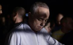 Le ministre Likud Yuval Steinitz au rassemblement anti-violence et anti-homophobie, en présence de milliers, à Tel Aviv, le 1er août 2015 (Tomer Neuberg / FLASh90)