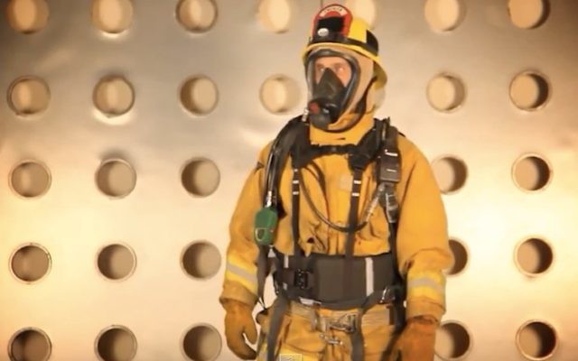 Un secouriste vêtu une ceinture StemRad (Crédit : Capture d'écran) Un secouriste vêtu une ceinture StemRad (Crédit : Capture d'écran)