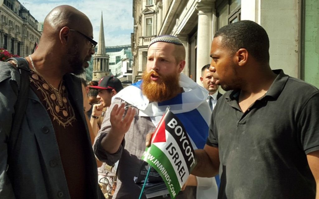 Le "Guerrier solitaire" Joseph Cohen, fondateur de la campagne populaire contre l'antisémitisme, lors d'un rassemblement pro-palestinien  à Londres, en juillet 2015 (Photo: Autorisation)