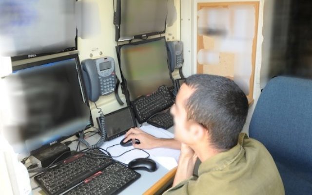 Un soldat de l'unité de C4I de l'armée israélienne  devant un écran surveillant les activités de piratage (Photo: Autorisation)