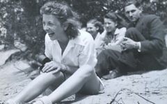 Roosje Glaser, à gauche, avec ses élèves de danse lors d'une excursion en 1942. (Paul Glaser)