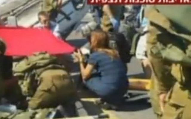 Les secouristes et les forces de sécurité sur les lieux d'un attentat terroriste en Cisjordanie, le jeudi 6 août 2015 (Crédit : Capture d'écran Deuxième chaîne)