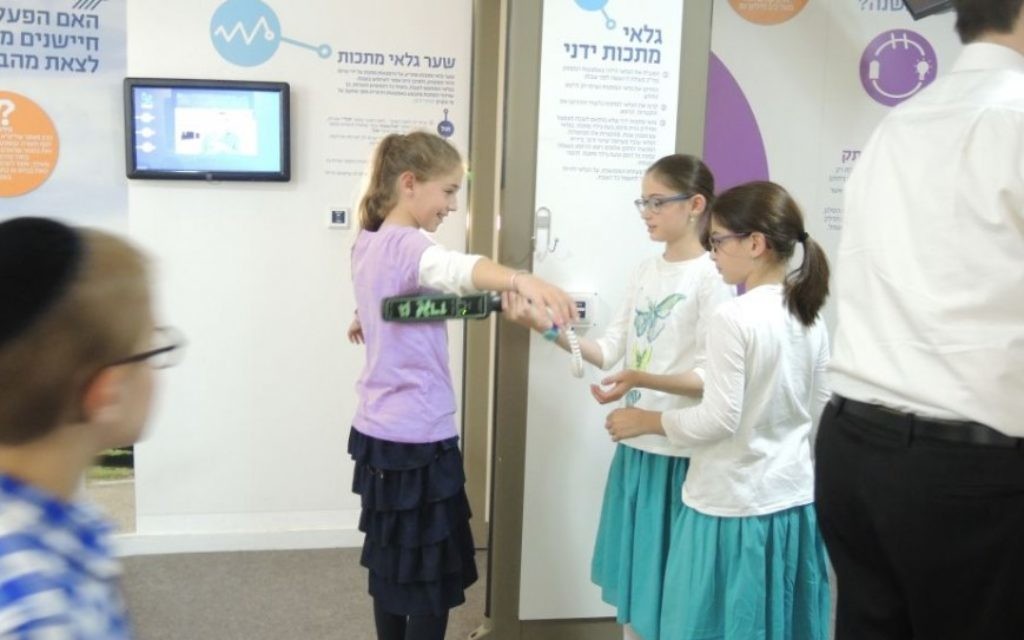 Des enfants visitant le centre de visiteurs Zomet Experience, qui décrit la façon dont les équipements électroniques peuvent être utilisés le Shabbat. (Photo: Melanie Lidman / Times of Israel) Des enfants visitant le centre de visiteurs Zomet Experience, qui décrit la façon dont les équipements électroniques peuvent être utilisés le Shabbat. (Photo: Melanie Lidman / Times of Israel)