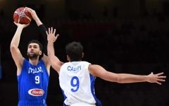 Le centre de l'Italie Andrea Bargnani (G) tire alors que l'Israélien Omri Casspi tente de l'en empêcher lors d'un match de l'EuroBasket 2015 à Lille, au nord de la France, le 13 septembre 2015. (Crédit : AFP PHOTO / EMMANUEL DUNAND)