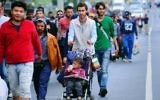 Un groupe de migrants sur la route principale près de Budaors, Hongrie - 5 Septembre 2015 pour rejoindre la frontière austro-hongroise. (Crédit : AFP / ATTILA KISBENEDEK)