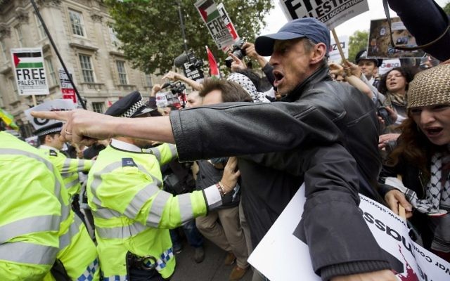 Des manifestants pro-palestiniens protestent contre une visite prévue du Premier ministre israélien Benjamin Netanyahu à l'extérieur des portes de Downing Street à Londres le 9 septembre 2015. (Crédit : AFP PHOTO / JUSTIN TALLIS)