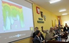 Krzysztof Szpakowski (3ème à gauche) présente l'image au géoradar d'un tunnel lors d'une conférence de presse concernant la découverte d'un nouveau tunnel, qui fait partie d'une des structures souterraines dont le but est inconnu pendant la Seconde Guerre mondiale par l'Allemagne nazie, le 11 septembre 2015 à Walbrzych (Crédit : AFP PHOTO / Piotr Hawalej)